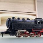 MG27 H0 1: 87 Piko BR 81 701 DR (DC) gőzmozdony világítással, fa díszdobozban fotó