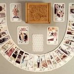 Nagyon régi vintage hatnyelvű cigánykártya jóskártya vetőkártya kártya pakli faragott fa dobozban fotó