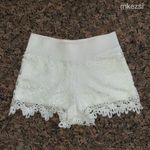 Különleges Hunkemöller gumis derekú, fehérszínű, madeira csipkés 36/S-s női short/rövidnadrág fotó