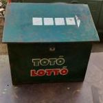 régi retro totó lottó szelvény gyűjtő láda vastag falú fém lemezből van falra volt szerelve fotó