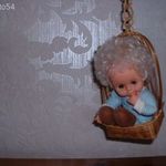 Régi, kis alvós rongybaba, bambusz hintafotellel ( 1983-ból ) fotó