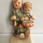 Hummel figura, kerámia kisfiúk, dobbal, puskával fotó