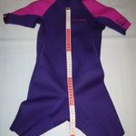 "OLAIAN Decathlon" neoprén úszóruha 125cm 8év mb.60-64cm h.66cm lila-pink szörf újsz. fotó