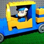 Lego Fabuland MOC - Bulldog postás kutya és csomagszállító autója. Egyedi építésű legó játék kocsi. fotó