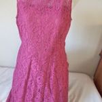 42 Fit &Flare Ciklámen karcsúsított elegáns csipkeruha kiváló állapotban fotó