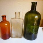 3 db régi gyógyszertári patikaüveg + 1 db. régi orvosi recept (1902) fotó