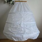 Hófehér színű 3 karikás menyasszonyi alsószoknya, abroncs tépőzáras, megkötős derékkal fotó