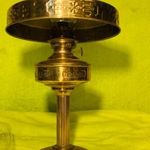 ANTIK NAGYOBB MÉRETŰ, EGYEDI RÉZ PETRÓLEUM LÁMPA, RÉZ DOMBOR MINTÁS ERNYŐVEL, KRISTÁLY CILINDERREL fotó
