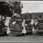 Fiatalok népviseletben, néptánc, Magyarország, utcakép, kalap, szoknya, fejfedő Horthy-korszak, n... fotó
