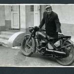 Motorbicikli fényképen, kb. 1960 fotó