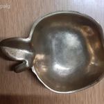 Alma formájú öntött sárgaréz réz hamutartó átmérője 9 cm. plusz a szára 2 cm. fotó