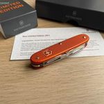 Victorinox Pioneer X Tiger Orange Alox Limited Edition 2021 svájci bicska díszdobozban fotó