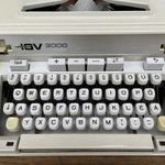 Régi mechanikus Hermes IGV 3000 táska írógép, retro műszaki régiség dobozában fotó
