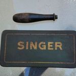Antik SINGER fémdoboz pléh doboz tartalmával alkatrészekkel. fotó