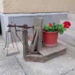 Régi kisméretű fa mázsa fotó