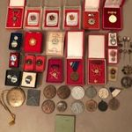 1950-es évek jelvényei - kitüntetései - papírjai (Egy emberé volt) fotó