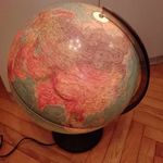 Világító földgömb .Német nyelvű feliratokkal.Átmérője kb.40 cm - a súlya kb.1, 5 kg. fotó