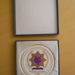 IPA-INTERNATIONAL POLICE ASSOCIATION. AZ IPA CSONGRÁD MEGYEI SZERVEZETE PLAKETTJE DOBOZBAN. fotó
