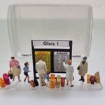 KF196 H0 1: 87 Preiser 10417 Utasok a menetrendtáblánál figura készlet fotó