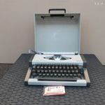 Régi retro AEG Olympia írógép táskájában fotó