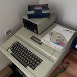 1981-es Apple II plus + Disk II + 5, 25" floppy lemezek fotó