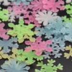 Foszforeszkáló hópehely dekorációs elem ünnepi díszítéshez fotó