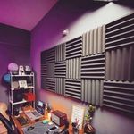 12 db öntapadós, hangszigetelő fali panel habszivacsból fotó