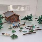 KF241 H0 1: 87 Preiser 10495 Favágók figura készlet + Pola erdészeti faház épület + fenyőfák fotó