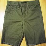 158-as sztreccses zöld short fotó