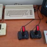 Commodore 64, 1541/II Floppy drive , norisData magnó, 2 db QuickShot II plus joystick, Cartridge fotó