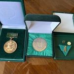 Magyar Nemzeti Vadászrend kitüntetés, jelvény, ezüst éremmel, vadászat, vadászoknak fotó