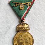 Horthy Bronz Signum Laudis kitüntetés Vaskorona Rend eredeti kardos szalagon 1Ft NMÁ fotó