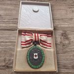 Vöröskereszt ezüst díszérme 1864-1914 - hadidíszítménnyel - női csokorszalagon eredeti dobozában fotó