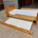 Eladó egy DANY fenyő ágy, 1 db gurulós ágynemű tartóval és kókusz matraccal fotó