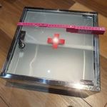 Retro rozsdamentes gyógyszeres szekrény savmaratott temperált üveggel mágneses zárral kulcsával fotó