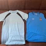 2 db foci mez, focimez. 1 ujjatlan Umbro England, 1 rövid ujjú sima kék. 158. (Vi) fotó