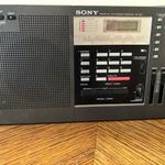 Sony ICF-2001 a világ első teljesen digitális világvevő rádiója 1980-ból. fotó