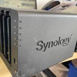 Üres nas szerver merevlemezek nélkül! Synology itt azt mondják hogy hibás! előlapja is megvan! fotó