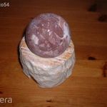 Márvány golyó terméskő tartón, dekorációs célra fotó