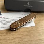 Victorinox Pioneer X Terra Brown Alox Limited Edition 2024 svájci bicska díszdobozban fotó