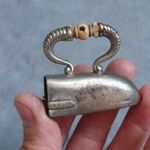 régi gyerek játék vasaló mini vasaló kicsi miniatűr vasaló hiányos mérőszalag tartó 1900 ból fotó