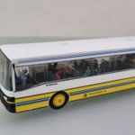 JB10 H0 1: 87 Herpa busz sűrű utazóközönséggel + buszra siető Preiser család fotó