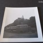Régi fotó Csepel teherautó és Ikarus buszok a parkolóban 6, 5 x 6, 5 cm fotó