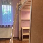 Tömör fa emeletes ágy létrával, világítással és egyéb design elemekkel fotó