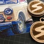 - 4db Trabant gravírozott fa kulcstartó - retró veterán autó ajándék - új - * 1ft nmá fotó
