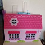 Fából készült, hordozható Toys"R"us babaház, lakókkal (papa, mama, gyerek) és berendezési tárgyakkal fotó