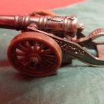 RÉZÁGYÚ gáz öngyújtó! Hosza kb 10 cm, a súlya kb 150 gramm Gyűjteménybe ajánlom! fotó