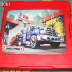 Matchbox Pop-Up 24 Hour Auto Center. 2005-s, kis szétnyitható dobozos mecsi pálya játékkészlet. fotó