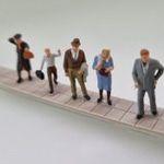 KF193 H0 1: 87 Preiser 10414 Várakozók villamosmegállóban figura készlet + fém BKV tábla fotó