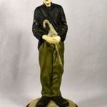 CHARLIE CHAPLIN ... FESTETT PORCELÁN SZOBOR FA TALPAZATTAL X fotó